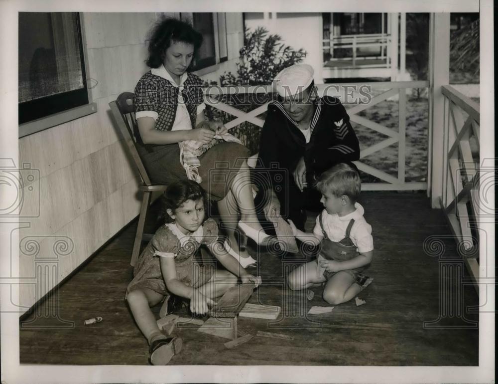 1940 Press Photo First Class Radioman John T. Allen w/ son Jackie, daughter Judy - Historic Images