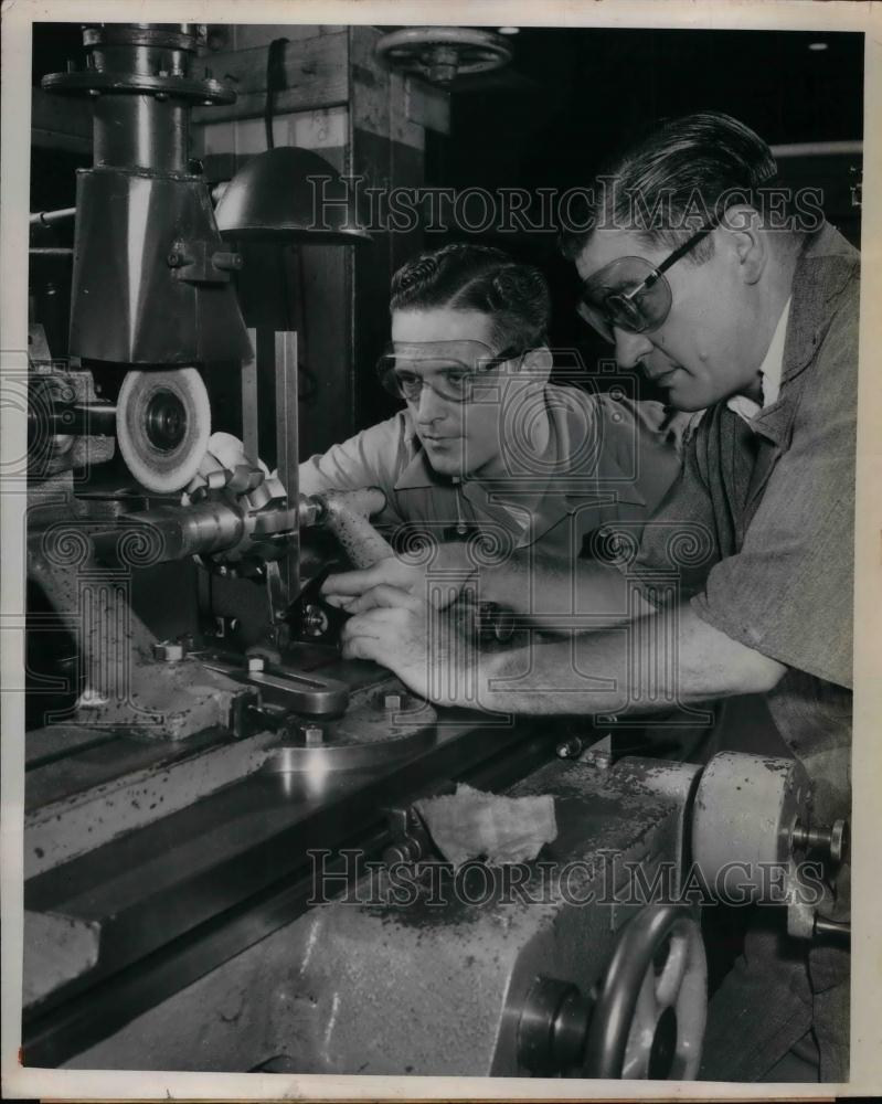 1951 Press Photo Frederick Driever w/ apprentice ex-Navy Lt Kohan showing - Historic Images