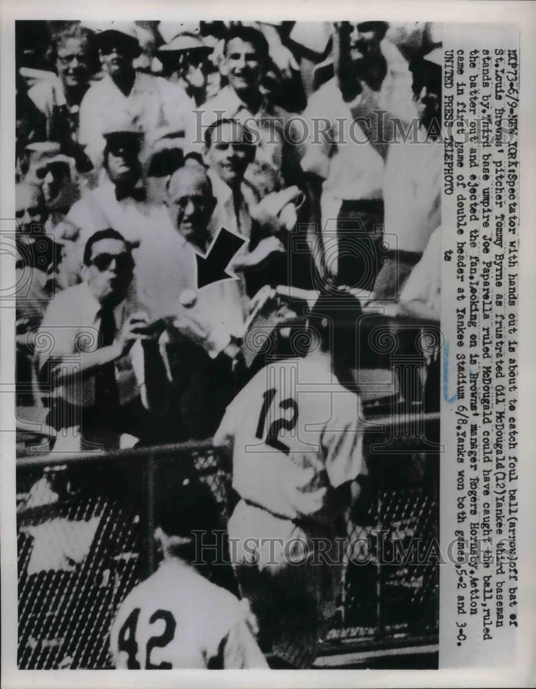 1952 Press Photo Gil McDougald, 12, Yankee 3rd baseman, tries to catch foul - Historic Images