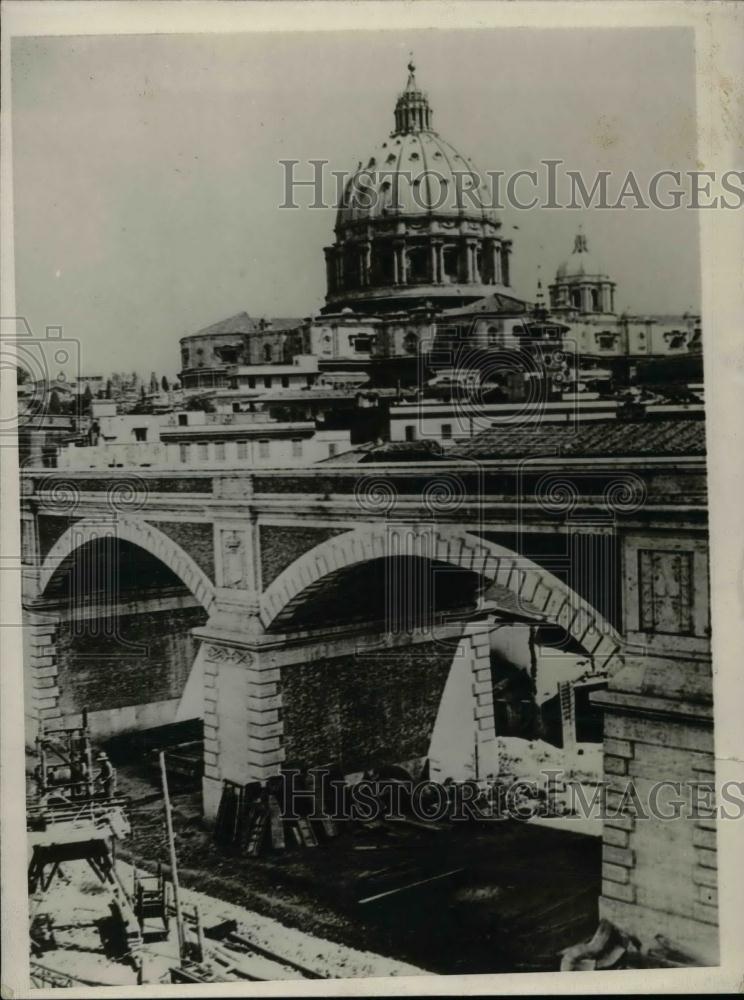 1930 Press Photo Railway Bridge with the dome of St. Peters in Vatican City. - Historic Images