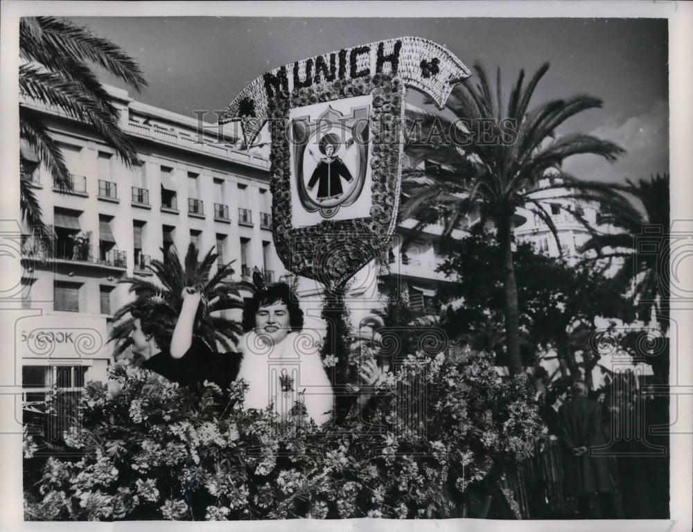 1956 Press Photo Flower-tosser on a float in the Nice Carnival Parade - Historic Images