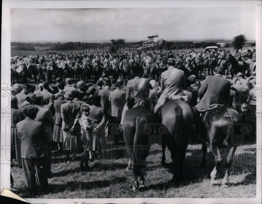 1950 Press Photo Horsemen Attend Sunday Services at Tattenham Corner in England - Historic Images