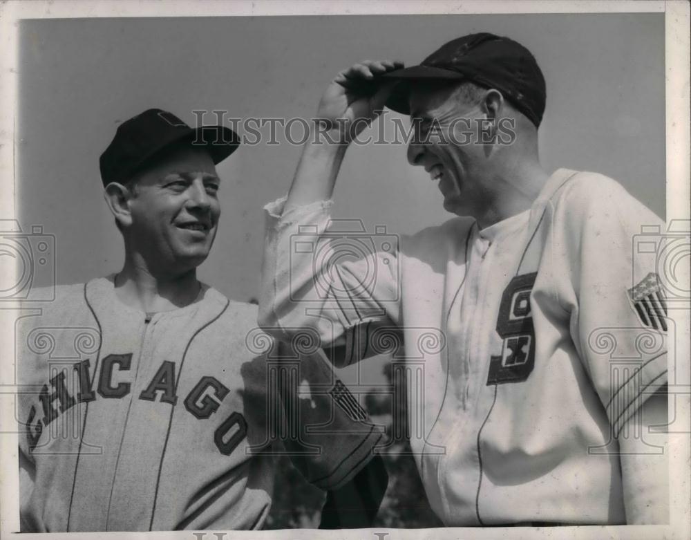 1947 Press Photo White Sox mgr Ted Lyons &amp; William Evans at training - Historic Images