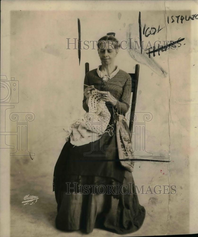 1917 Press Photo Speed champion Knitter Virginia Vivian Ogdeu - nea23970 - Historic Images
