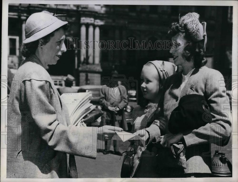 1946 Press Photo Teacher Mrs William Mahaney Hands Out Pamphlets Protesting - Historic Images