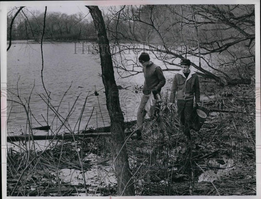 1967 Press Photo Boy scouts out in nature picking up trash - nea19950 - Historic Images
