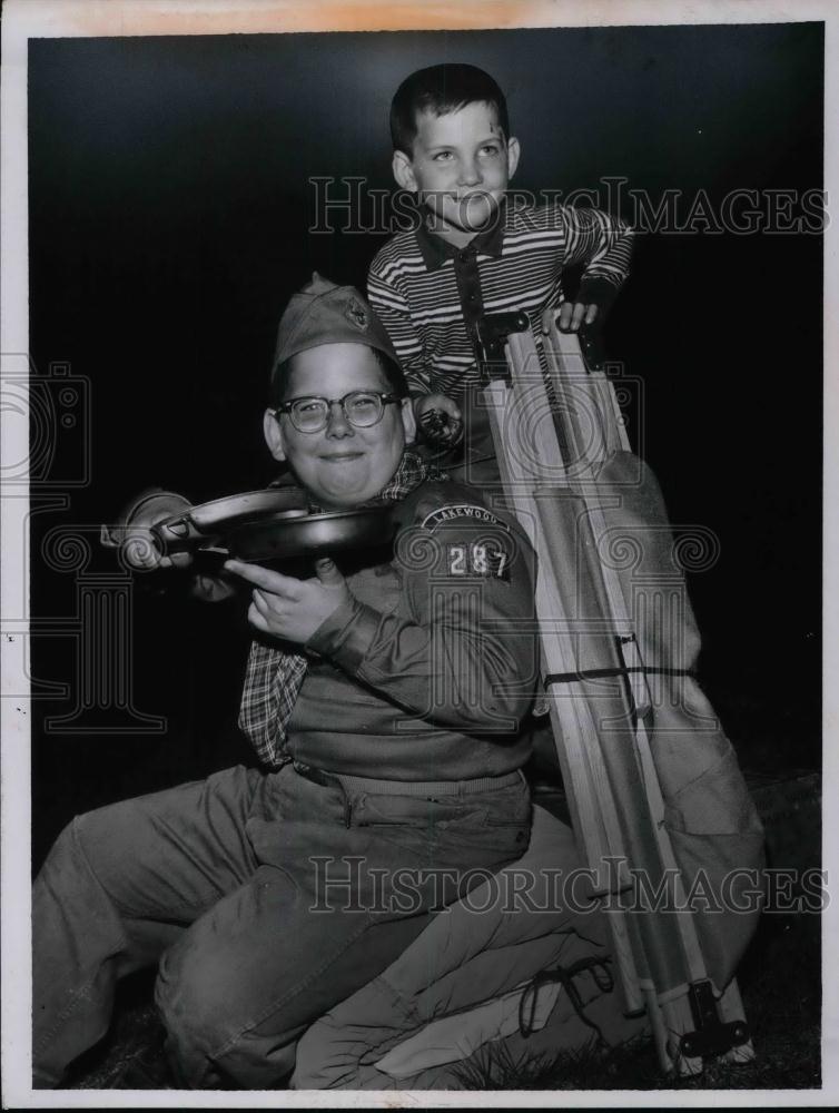 1959 Press Photo Martin helping his Boy Scout brother Norman with his tent - Historic Images