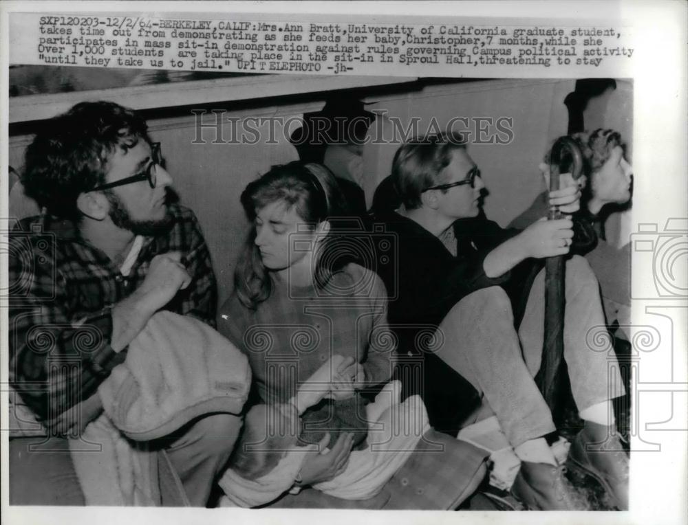 1964 Press Photo Ann Bratt, Son Christopher, Univ. of California Demonstrator - Historic Images