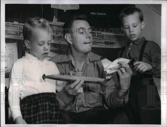 1956 Press Photo TV Writed Allan Sloane & sons shown a Submarine and Navy Plane. - Historic Images