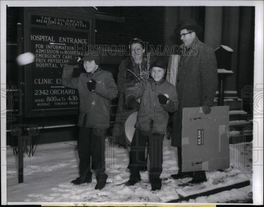 1961 Press Photo Rev. and Mrs. James J. Fred Young with James and John, Surgery - Historic Images