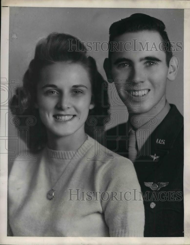 1944 Press Photo Lt Charles H. McKinney & wife Gwendolyn who has been killed - Historic Images