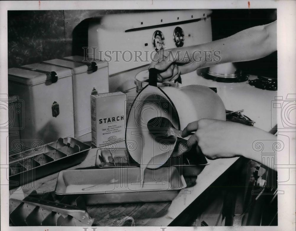 1953 Press Photo Work saving trick Starch for Laundry - nea27270 - Historic Images