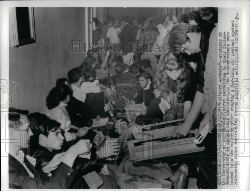 1964 Press Photo Univ. of California Student Demonstrators Serve Lunch - Historic Images