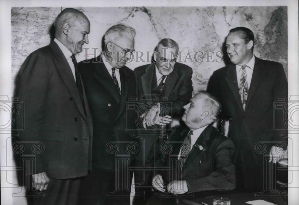 1954 Press Photo US State Sec.John Foster Dulles posed with Senate Foreign Comm. - Historic Images