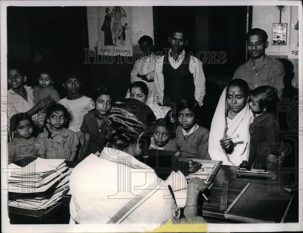 1966 Press Photo Indians at a birth control clinic in Calcutta - nea21151 - Historic Images