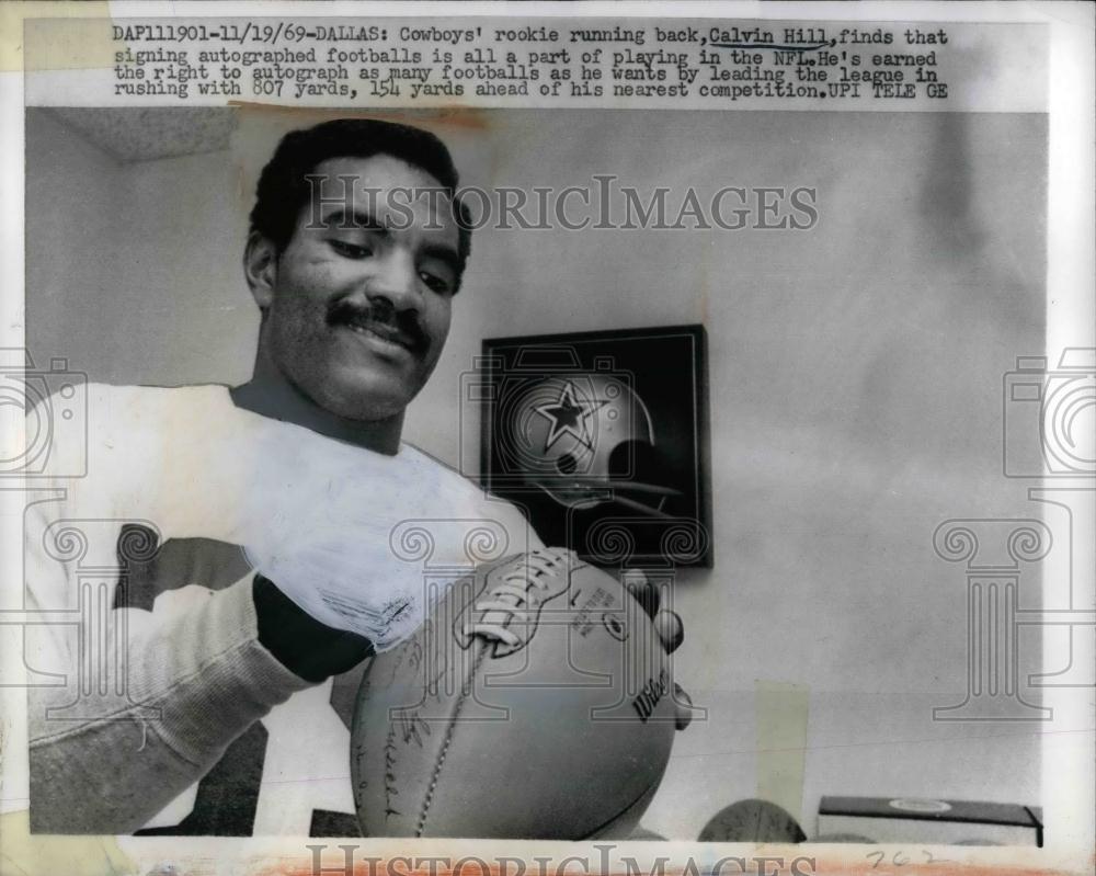1969 Press Photo Calvin Hill, running back, autographs footballs - Historic Images