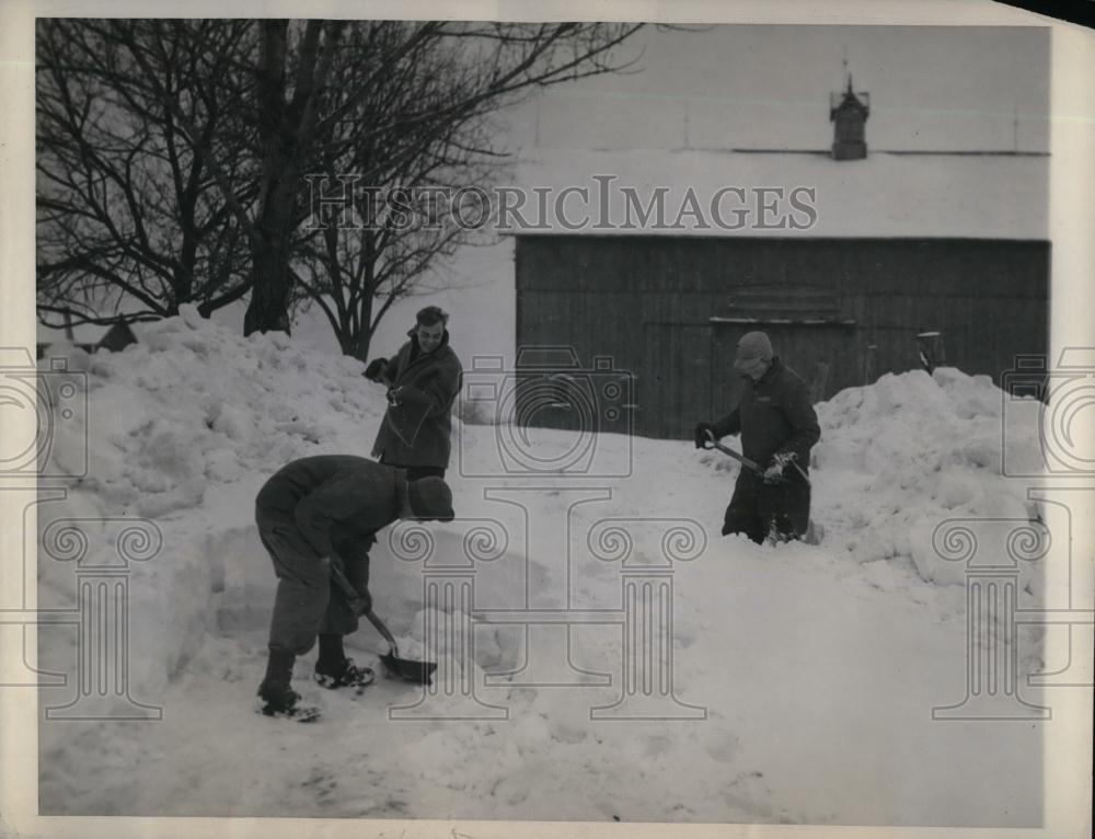 1947 Press Photo Phil and Frank Leable, Armand Dalgaard, Shovel Snow in Illinois - Historic Images