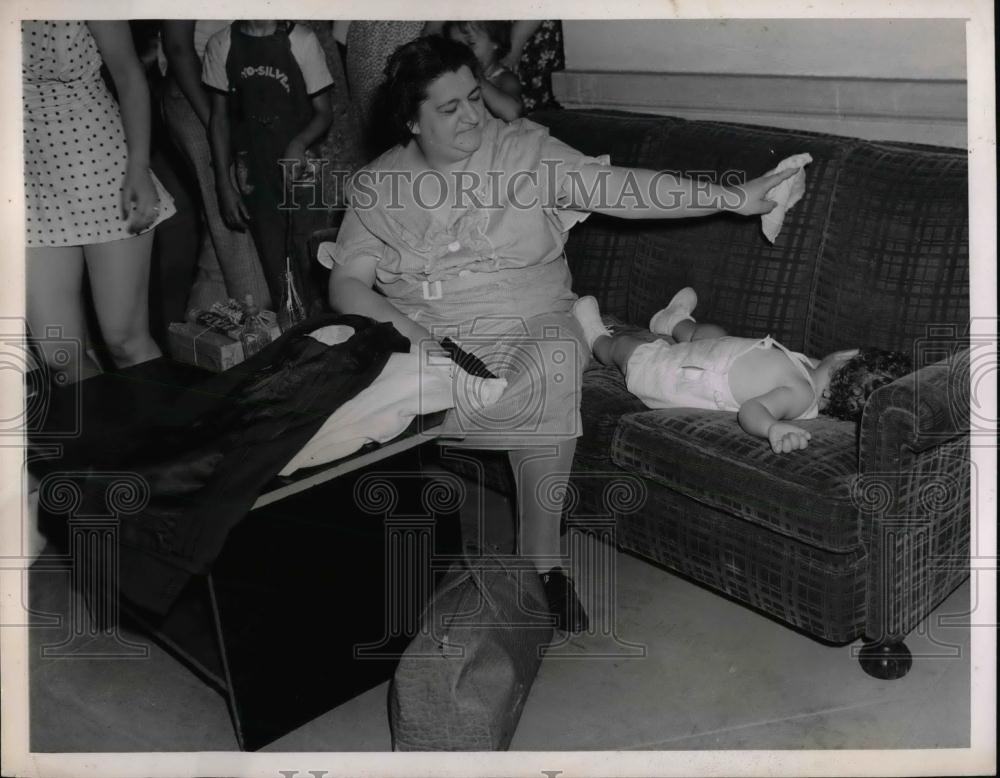 1939 Press Photo Estate of late Otto Kahn in NY, child sleeps on sofa - Historic Images