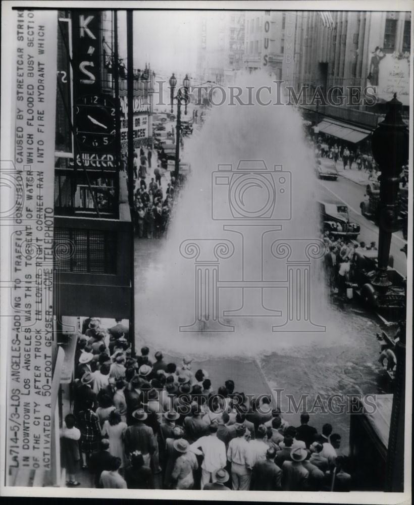 1946 Press Photo Flooded Street of LA. after a truck ran into a Fire Hydrant. - Historic Images