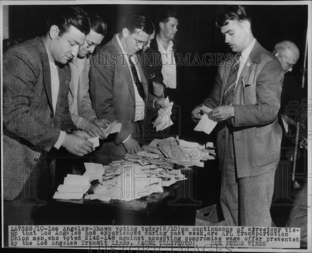 1946 Press Photo Los Angeles Transportation Workers Vote On New Contract - Historic Images