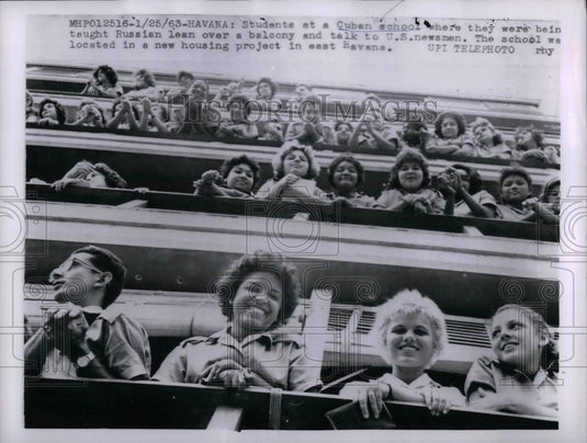 1963 Press Photo Cuban Schoolchildren Lean Over Railings To Talk To Reporters - Historic Images