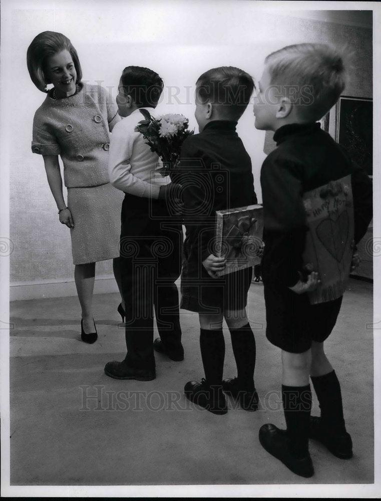 1965 Press Photo Mother&#39;s Day Mrs. Helen Swington and her Children Scott - Historic Images