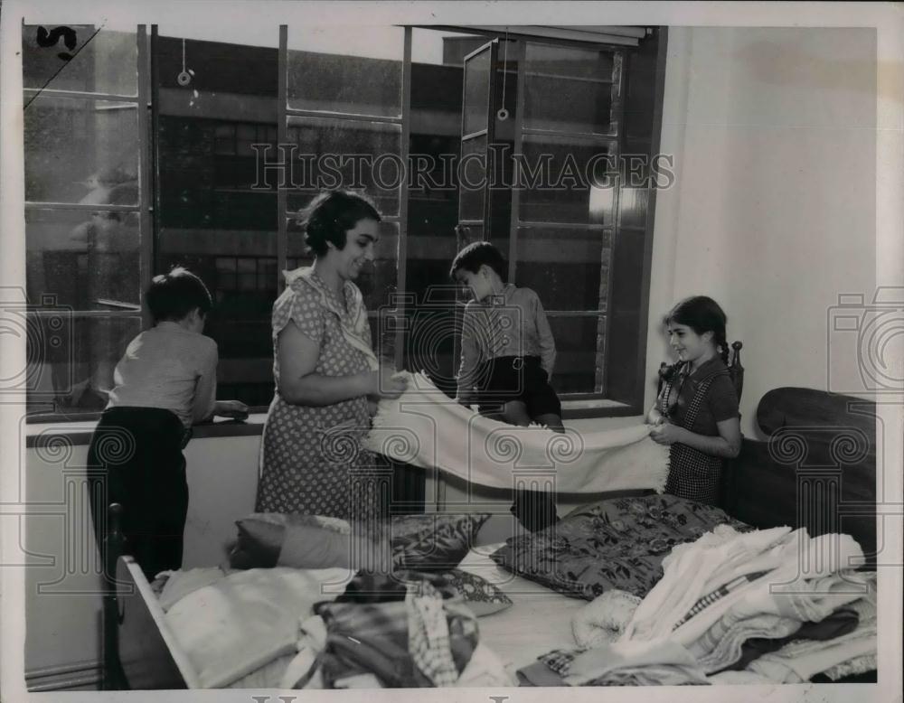 1937 Press Photo Mrs J Panzeca &amp; her children at their new home - nea20129 - Historic Images