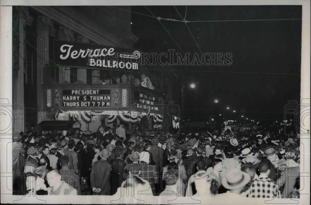 1948 Press Photo Crowd at the Mosque Theater waiting for Pres. Truman apperanced - Historic Images