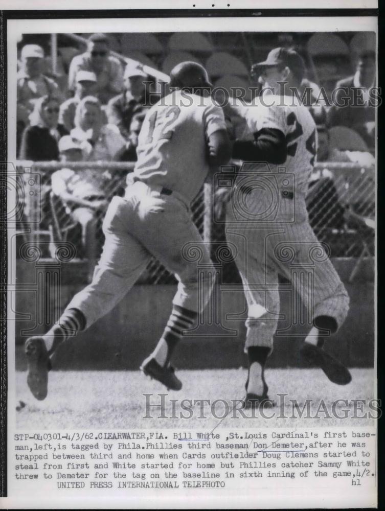 1962 Press Photo Cardinals First Baseman Bill White Tagged Out - nea18990 - Historic Images