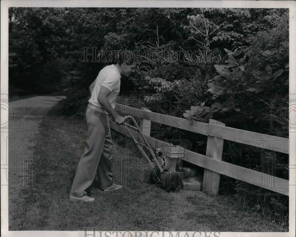 1953 Press Photo Triple-M Rotary Lawn Mower,can cut right up to post,fences,wall - Historic Images