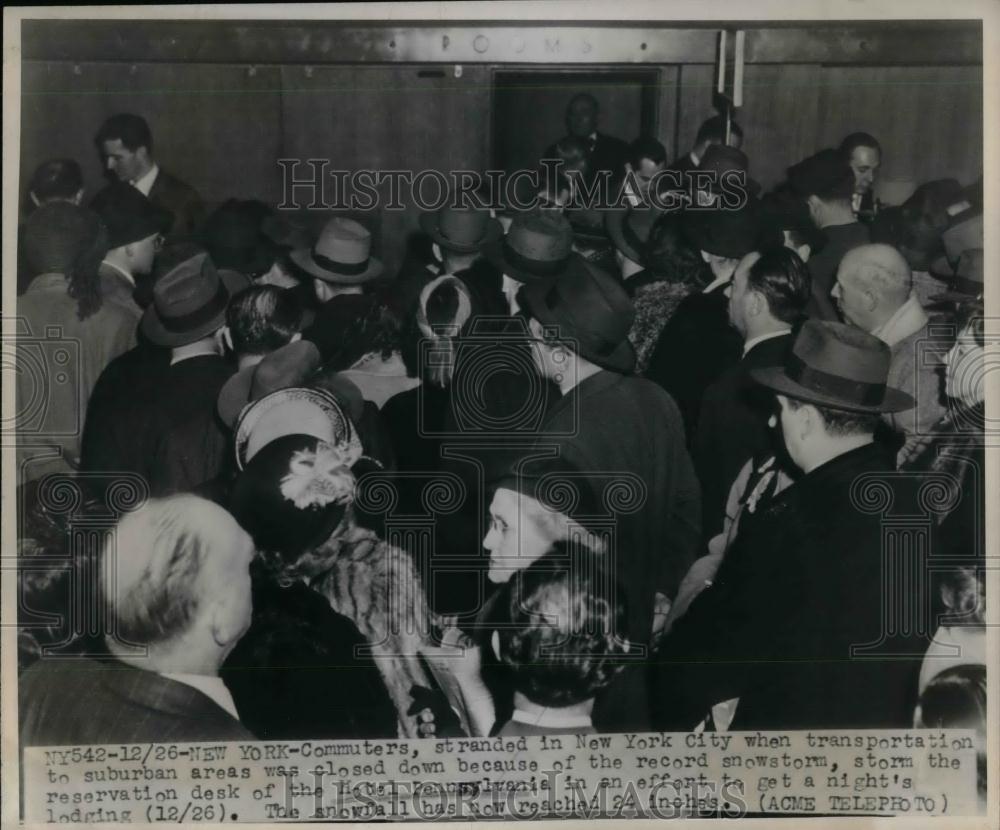 1948 Press Photo Stranded commuters in New York City because of Snowstorm - Historic Images