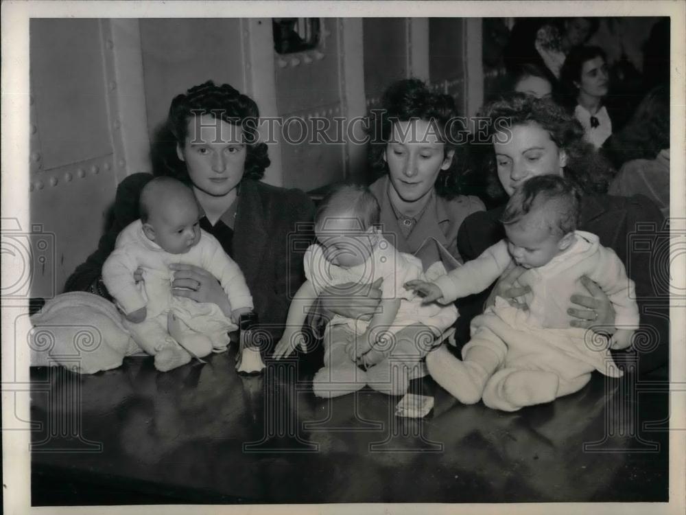 1945 Press Photo Mrs D Hasenyager,Mrs J Matthews, Mrs L Rowe &amp; babies - Historic Images