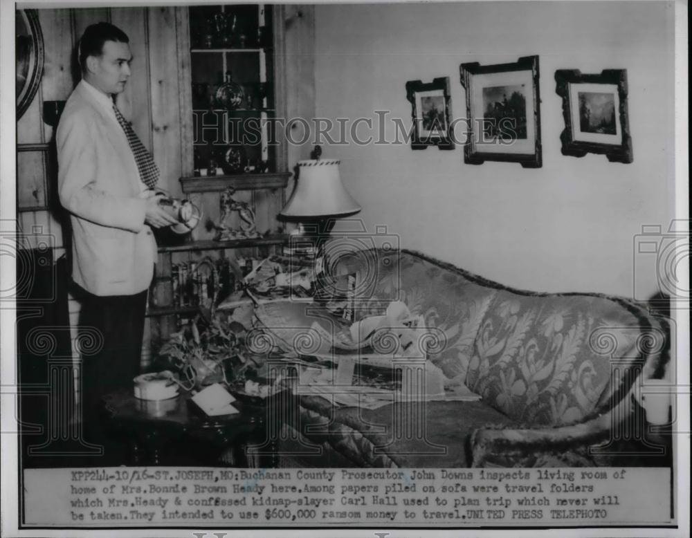 1953 Press Photo Buchanan County Prosecutor John Downs inspect living room of - Historic Images