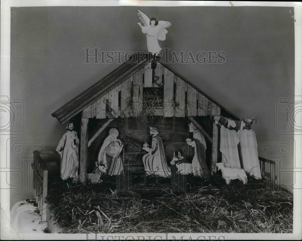 1955 Press Photo Table-Top Nativity Scene - nea20051 - Historic Images