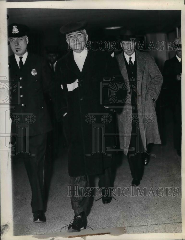 1935 Press Photo Mr Henry Thaw with a police escort - nea26260 - Historic Images