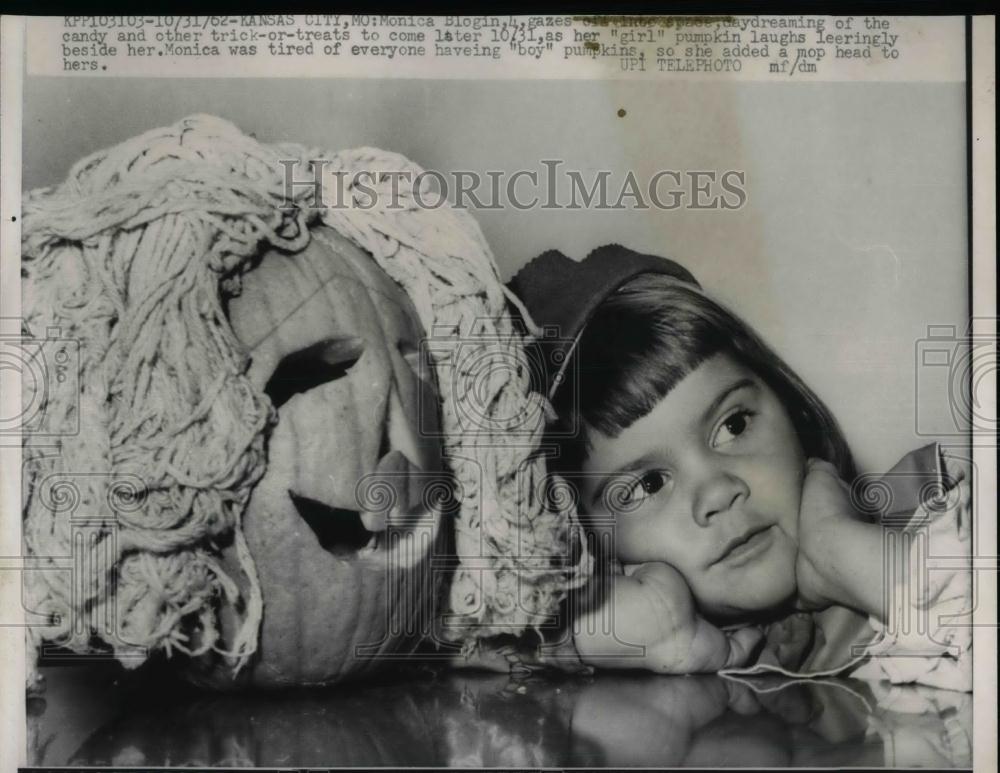 1962 Press Photo Monica Blogin, 4, daydreaming of candy, other trick-or-treats - Historic Images
