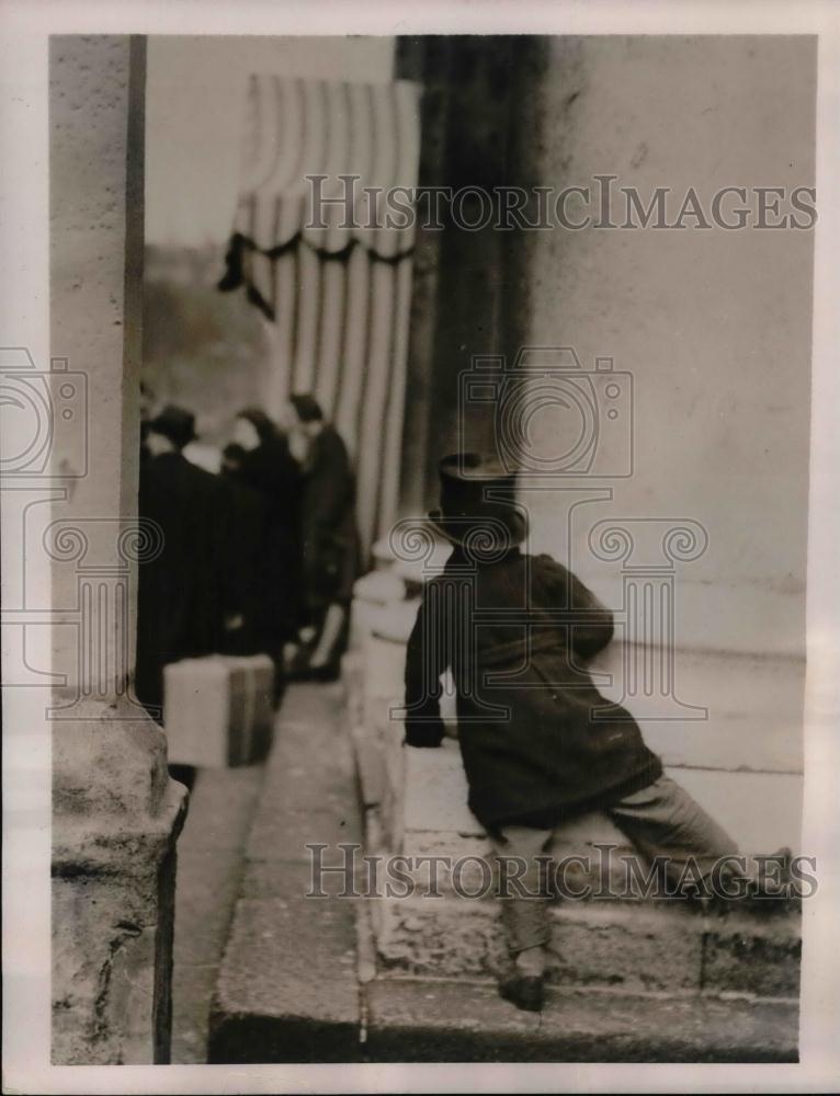 1940 Press Photo Youngsters Watches Swanky Wedding in London - nea26428 - Historic Images