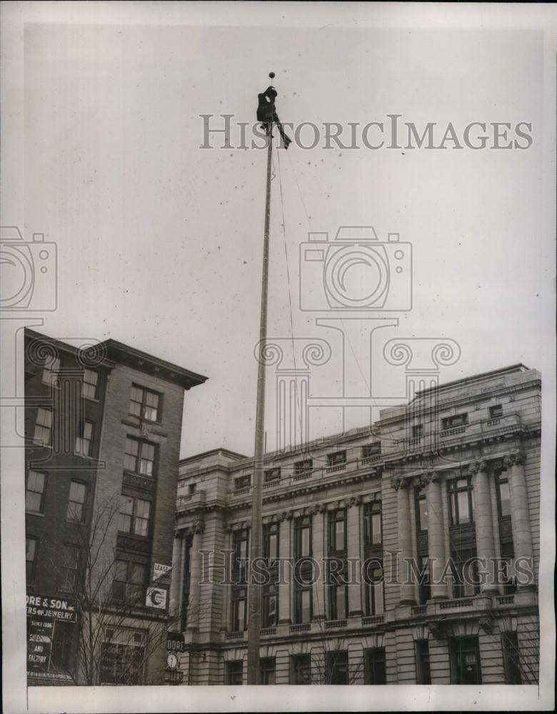 1941 Press Photo John Korchultz on the North Bergen Steeplejack Flag Newark P.O. - Historic Images