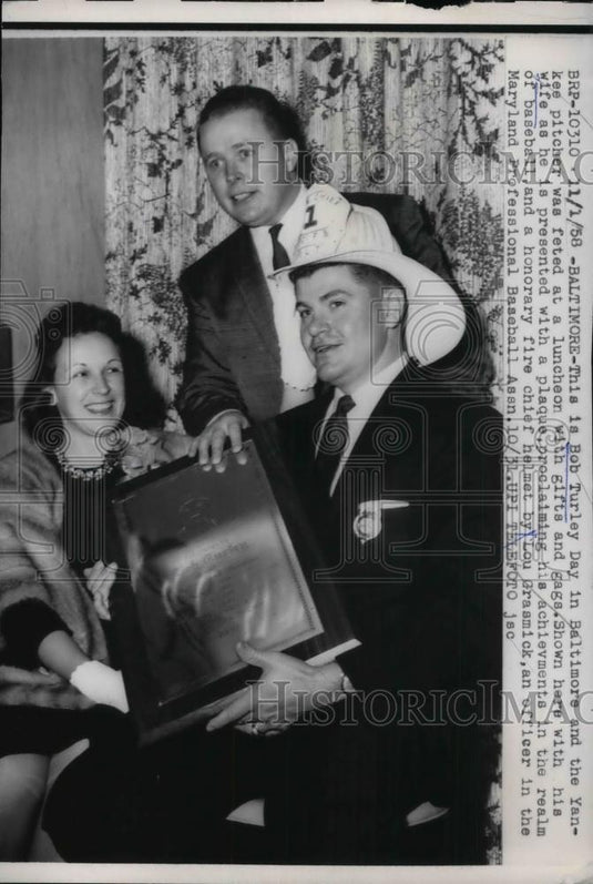 1968 Press Photo Bob Turley in Baltimore Yankees Pitcher with wife - nea18985 - Historic Images