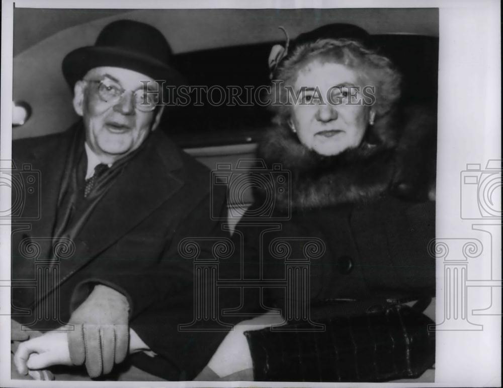 1959 Press Photo U.S. State Sec. John Foster Dulles holds of Mrs. Dulles. - Historic Images