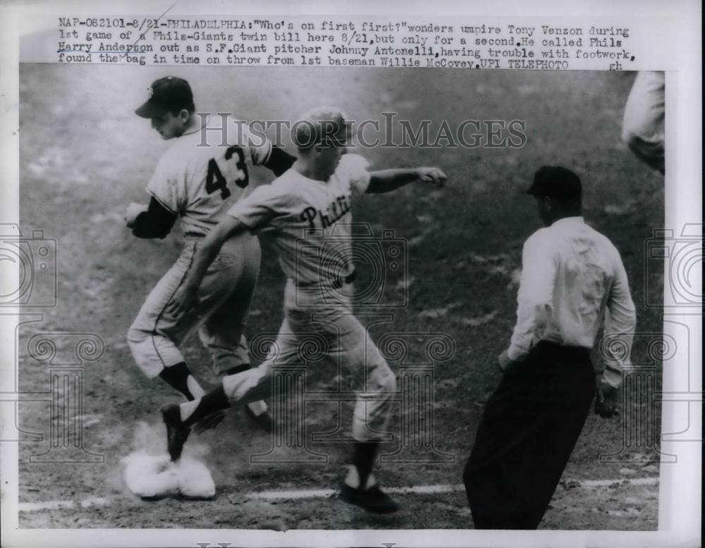 1959 Press Photo Phils Harry Anderson out at 2nd vs Giants John Antonelli - Historic Images