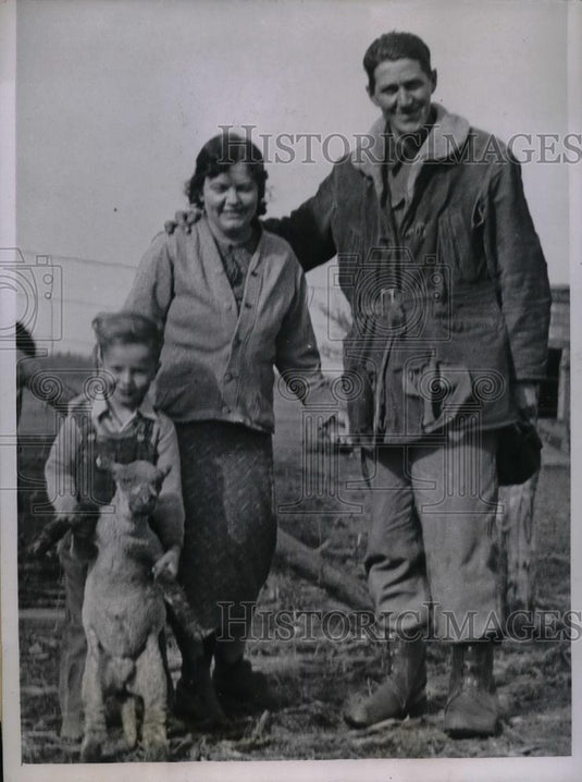 1935 Press Photo Mr. and Mrs. Thomas Snyder, son Billy, Alaskan Rural Colony - Historic Images