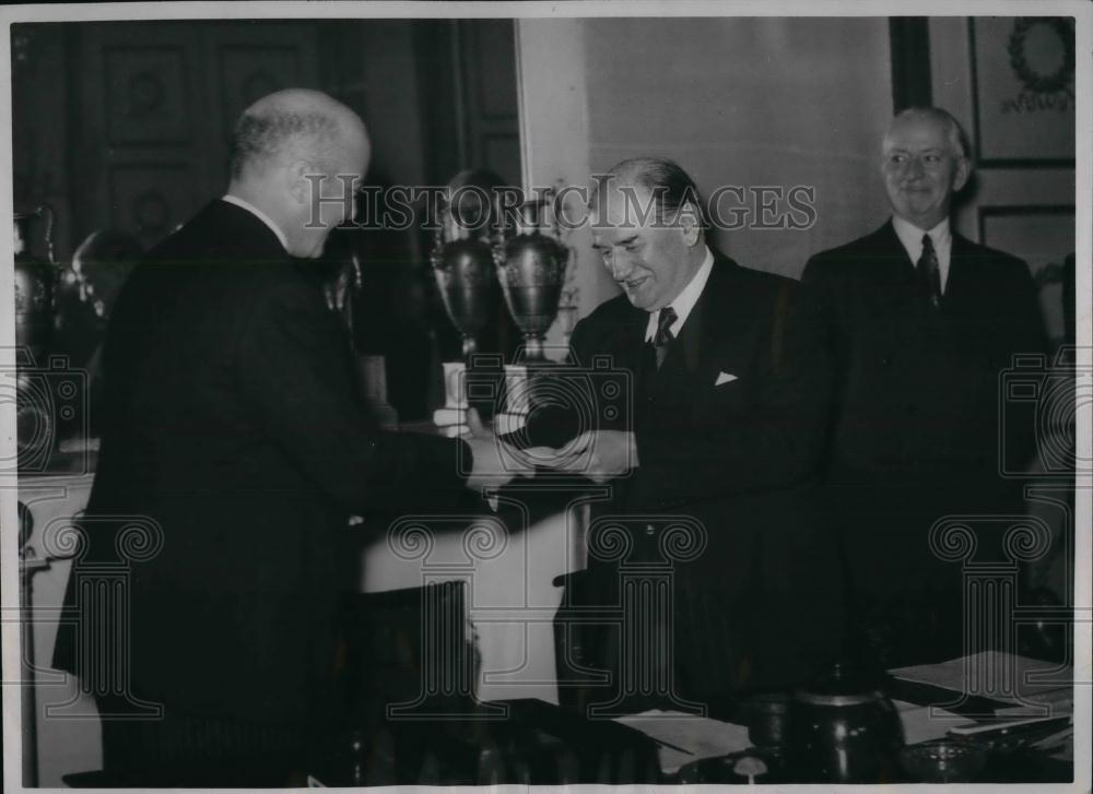 1939 Press Photo Amb. William Bullitt give a cheque to Premier Edouard Daladier. - Historic Images