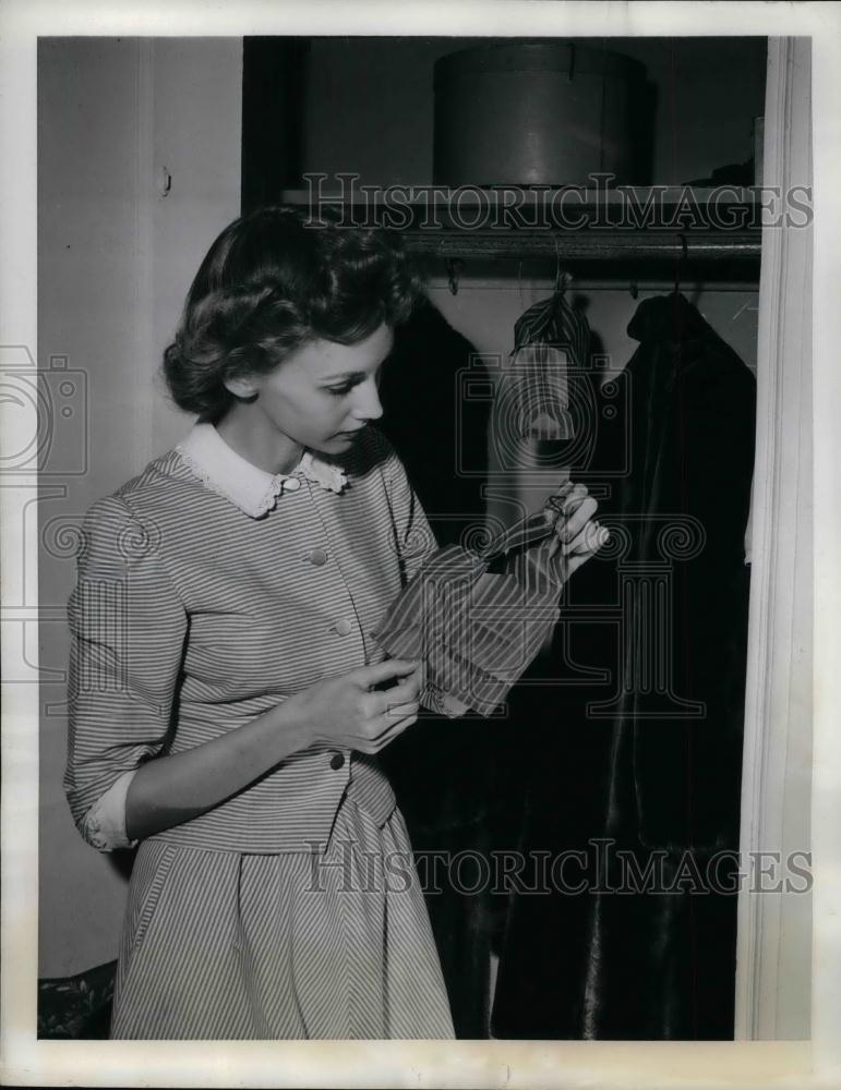 1943 Press Photo Demonstration of how to store clothes with para crystals - Historic Images