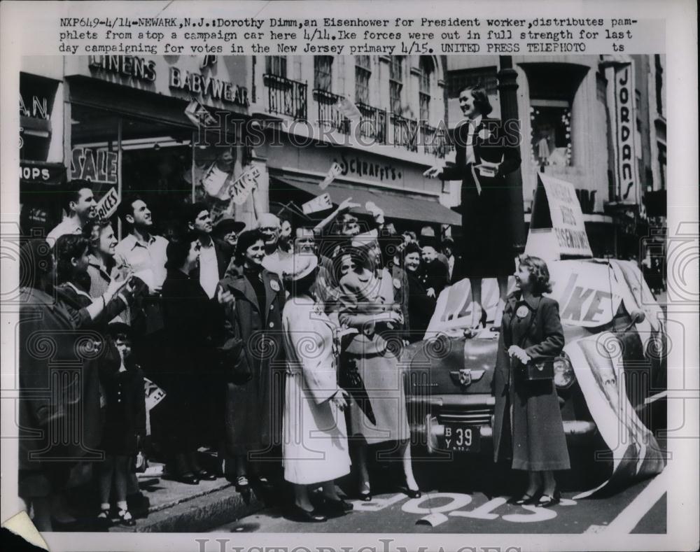 1962 Press Photo Dororthy Dimm, Pres.Eisenhower worker atop of Campaign Car. - Historic Images