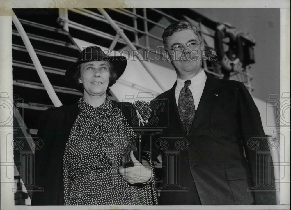 1937 Press Photo Sen. and Mrs. F.Ryan Duffy of Wisconsin arrival in New York. - Historic Images