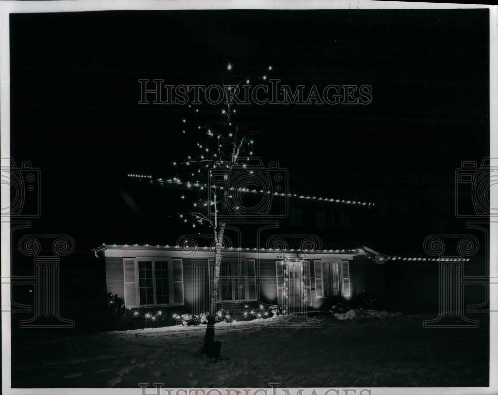 1965 Press Photo Christmas House Decorations - nea20052 - Historic Images