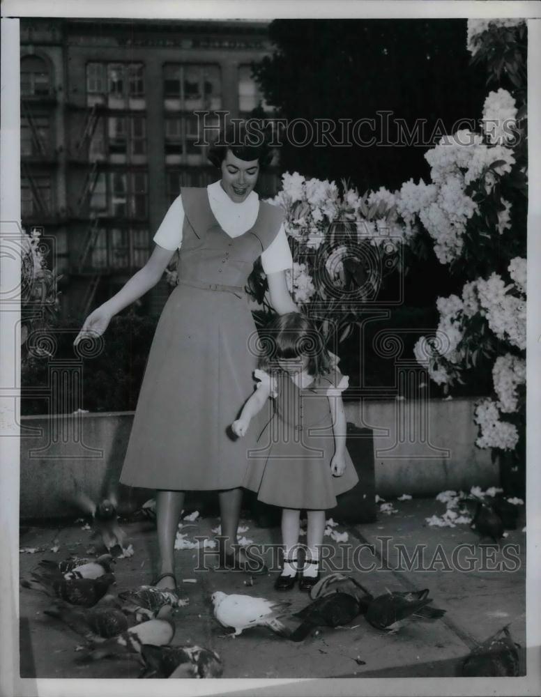 1950 Press Photo Fashion Mother/Daughter Feeding Pigeons - nea19404 - Historic Images