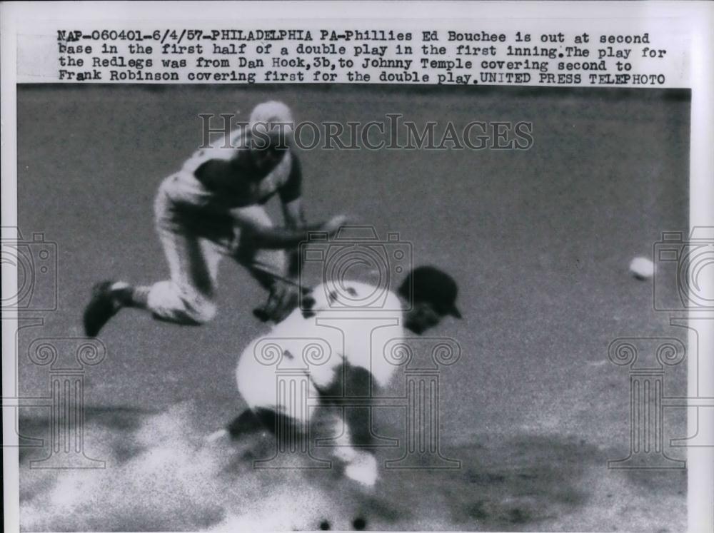 1957 Press Photo Philadelphia Phillies Ed Bouche On Second Base During Game - Historic Images