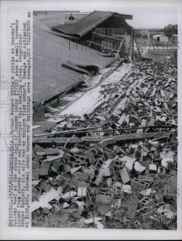 1962 Press Photo A bowling alley is destroyed after a tornado ripped through - Historic Images